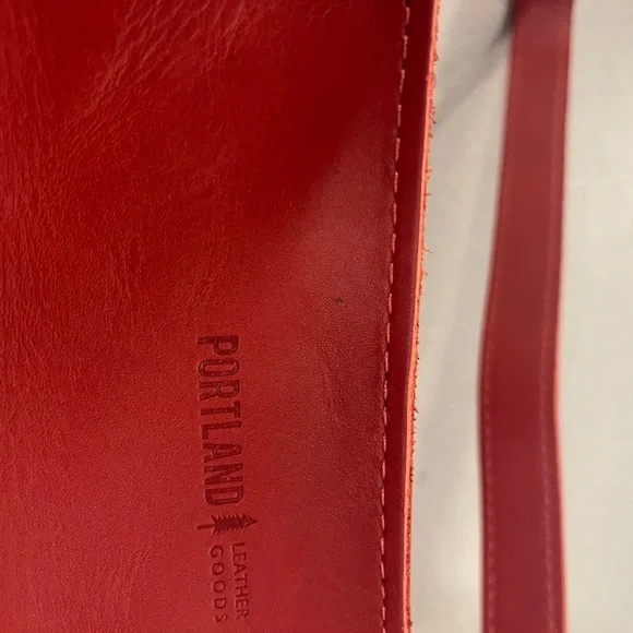 New Portland Leather Goods Ruby Leather Triangle Shoulder Bag - Picture 8 of 9